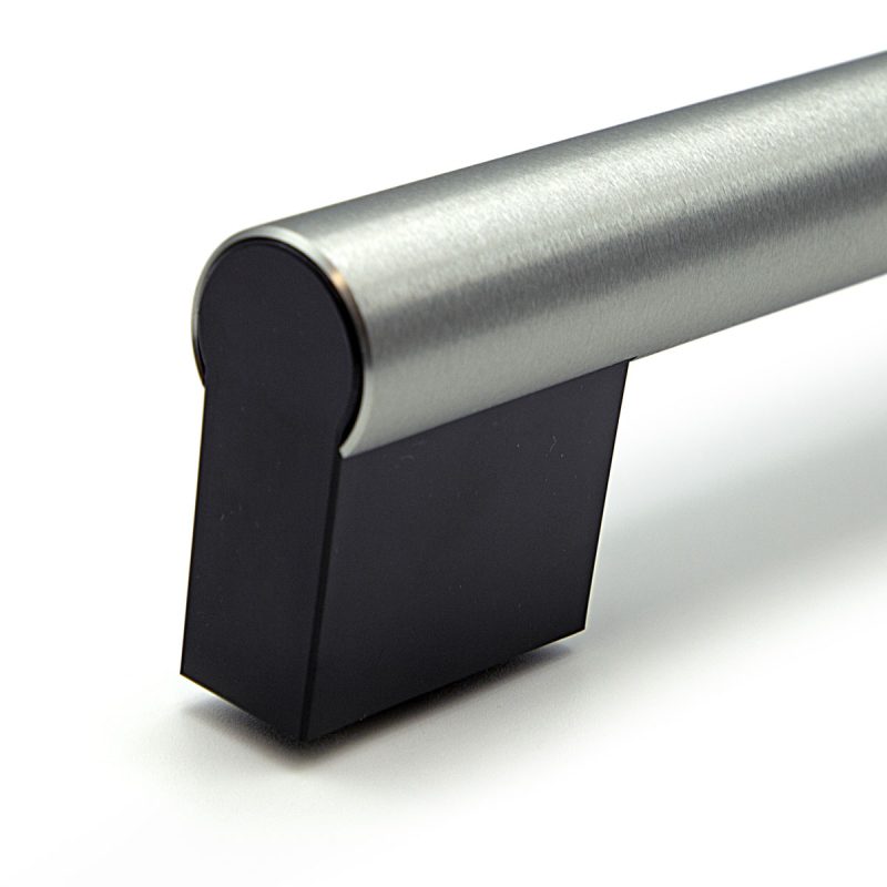 Aluminium oven handle with "Grinding" radial satin finish and plastic supports